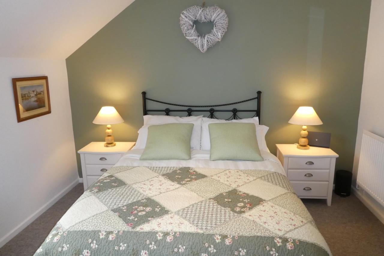 Liming Lodge - Lakeside Home In The Cotswolds South Cerney Eksteriør billede