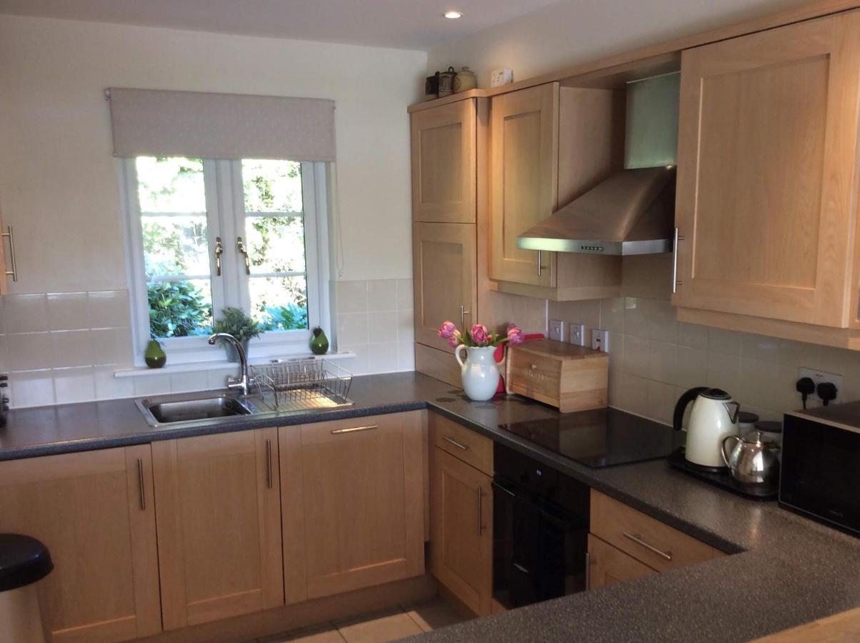Liming Lodge - Lakeside Home In The Cotswolds South Cerney Eksteriør billede