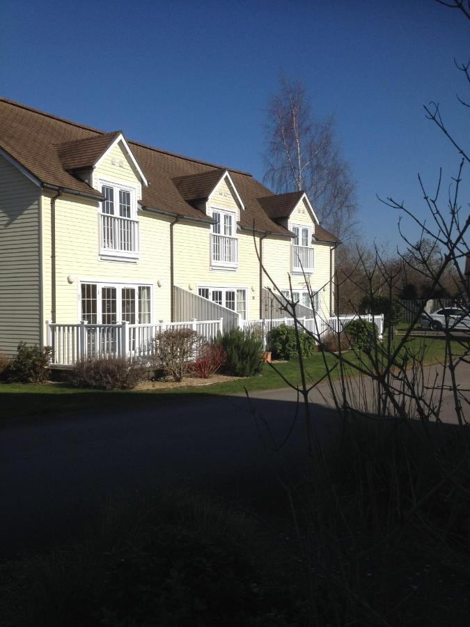 Liming Lodge - Lakeside Home In The Cotswolds South Cerney Eksteriør billede