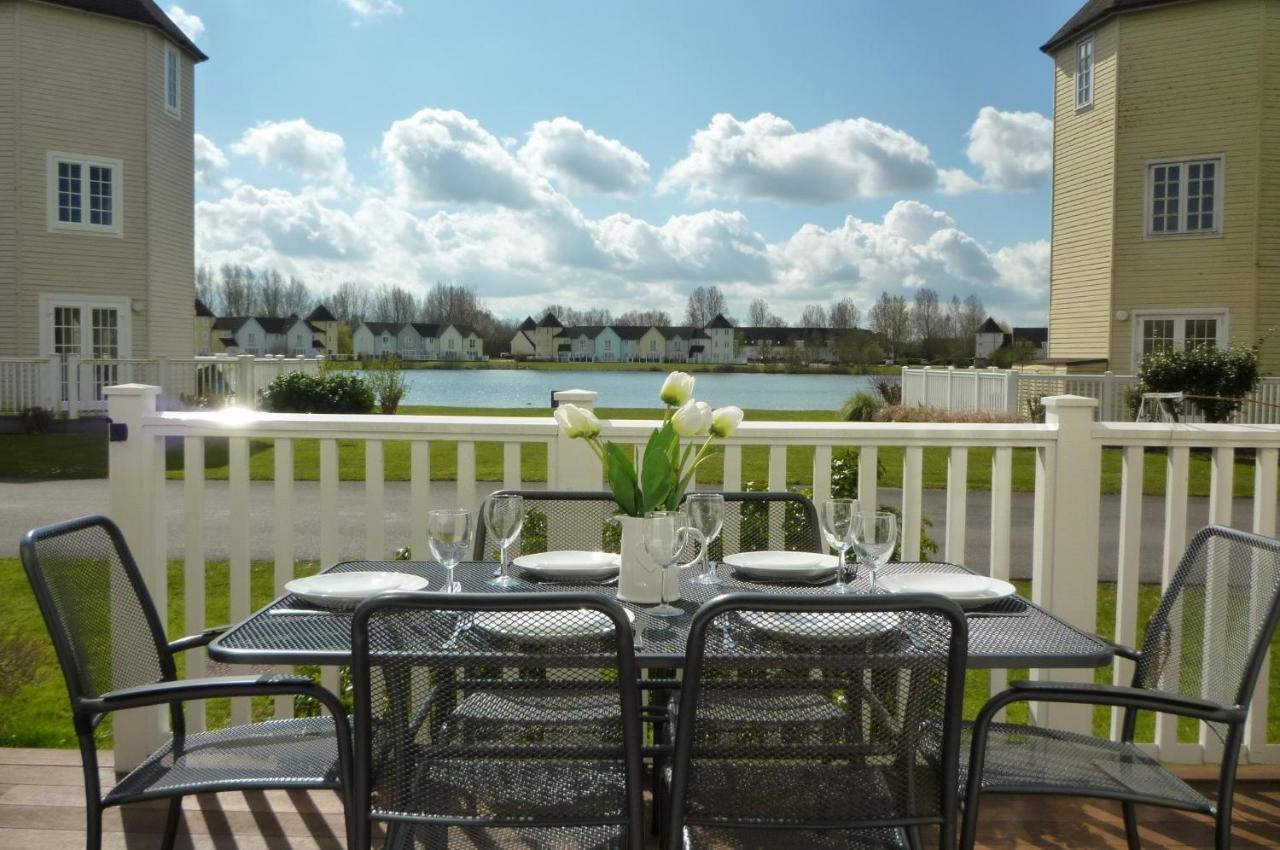 Liming Lodge - Lakeside Home In The Cotswolds South Cerney Eksteriør billede
