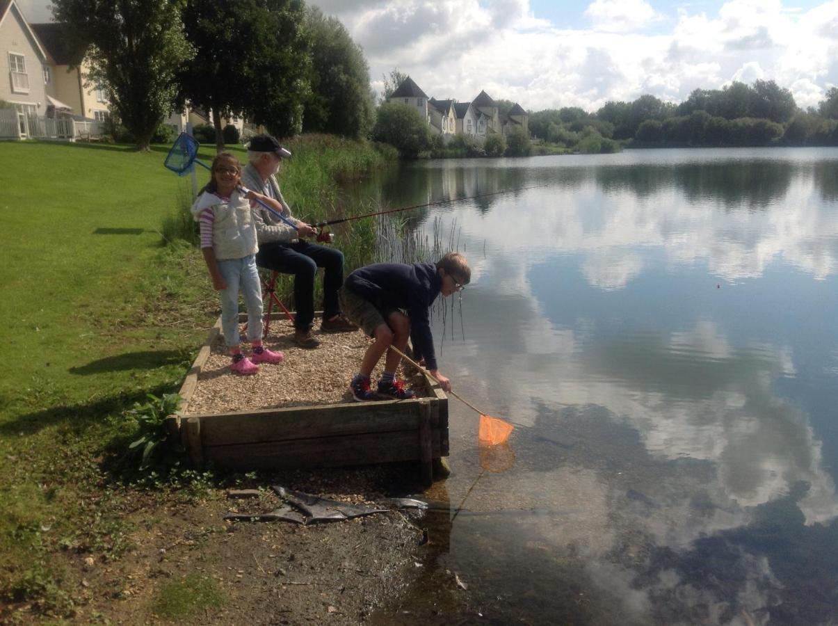 Liming Lodge - Lakeside Home In The Cotswolds South Cerney Eksteriør billede