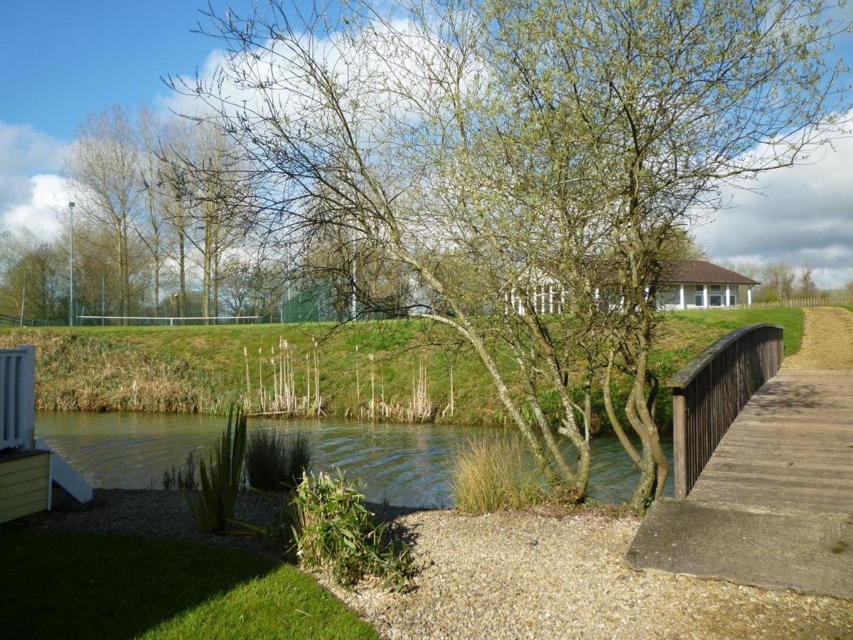 Liming Lodge - Lakeside Home In The Cotswolds South Cerney Eksteriør billede