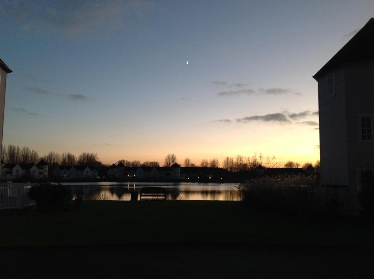 Liming Lodge - Lakeside Home In The Cotswolds South Cerney Eksteriør billede