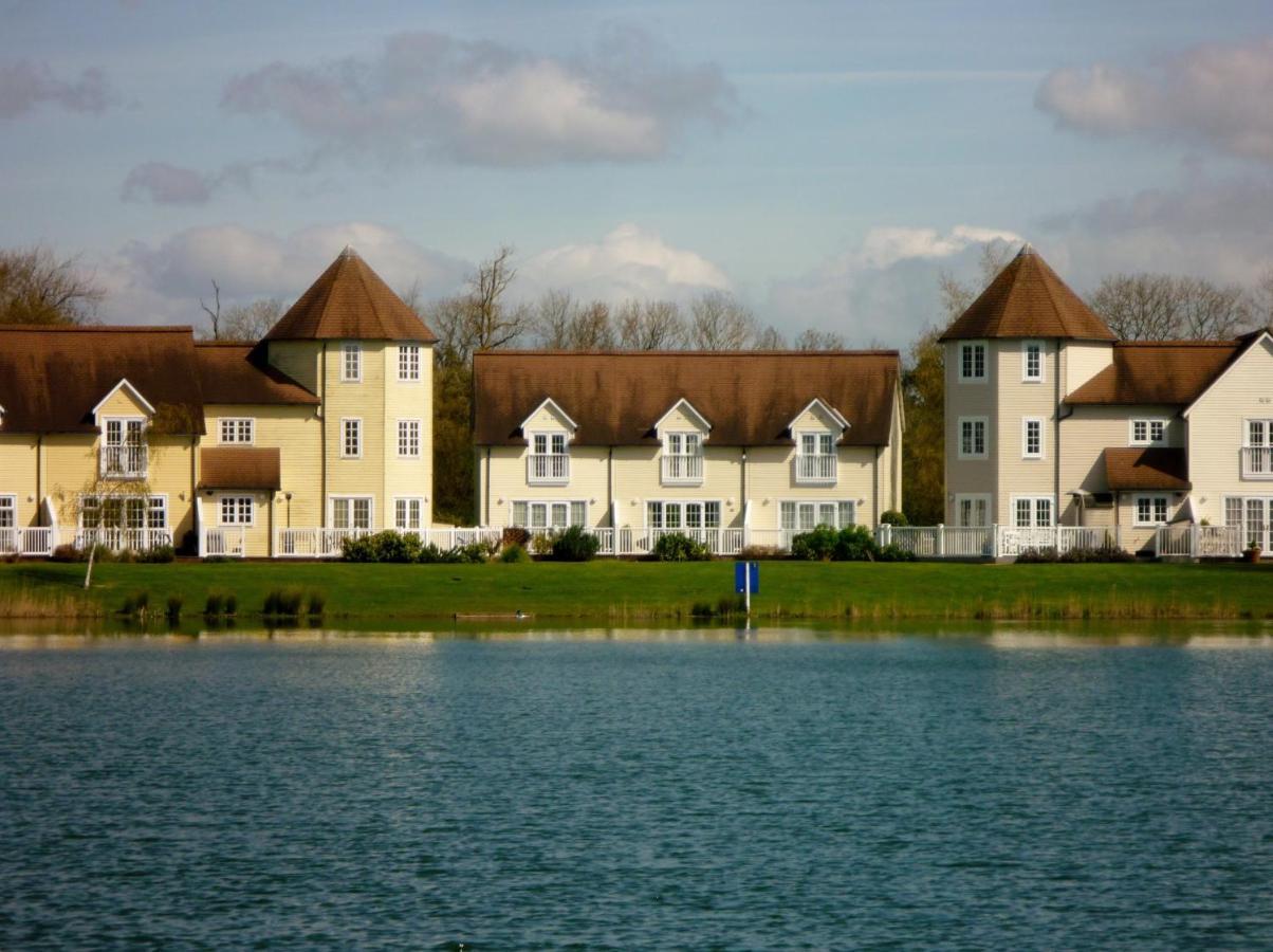 Liming Lodge - Lakeside Home In The Cotswolds South Cerney Eksteriør billede